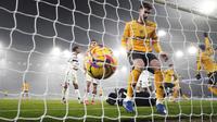 Bola tendangan pojok pemain Wolves, Matheus Cunha masuk ke gawang Manchester United yang dijaga oleh Andre Onana pada laga lanjutan Liga Inggris 2024/2025 yang berlangsung di Molineux Stadium, Wolverhampton, Inggris, Jumat (27/12/2024) WIB. (AP Photo/PA/David Davies)