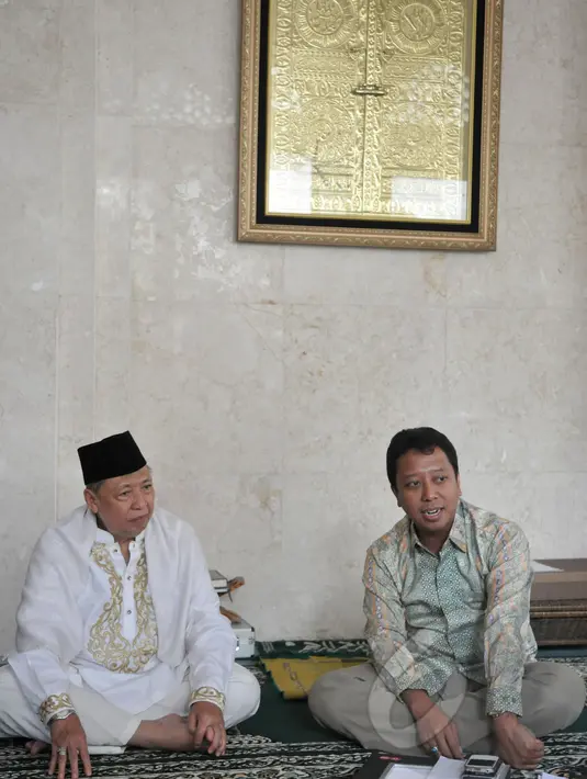 Ketum PPP versi Muktamar Surabaya, Romahurmuzy (kanan) menyambangi kediaman mantan Wapres, Hamzah Haz di kawasan Kuningan, Jakarta, Selasa (7/4/2015). Pertemuan dihadiri para petinggi partai tersebut dan berlangsung tertutup. (Liputan6.com/Johan Tallo)