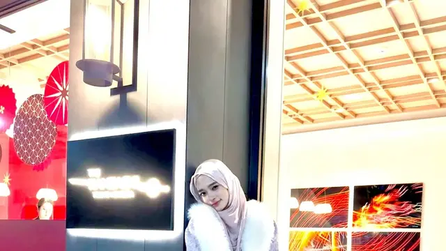 Potret Inara Rusli Ajak Anak Liburan di Disneyland Tokyo. (instagram/mommy_starla)