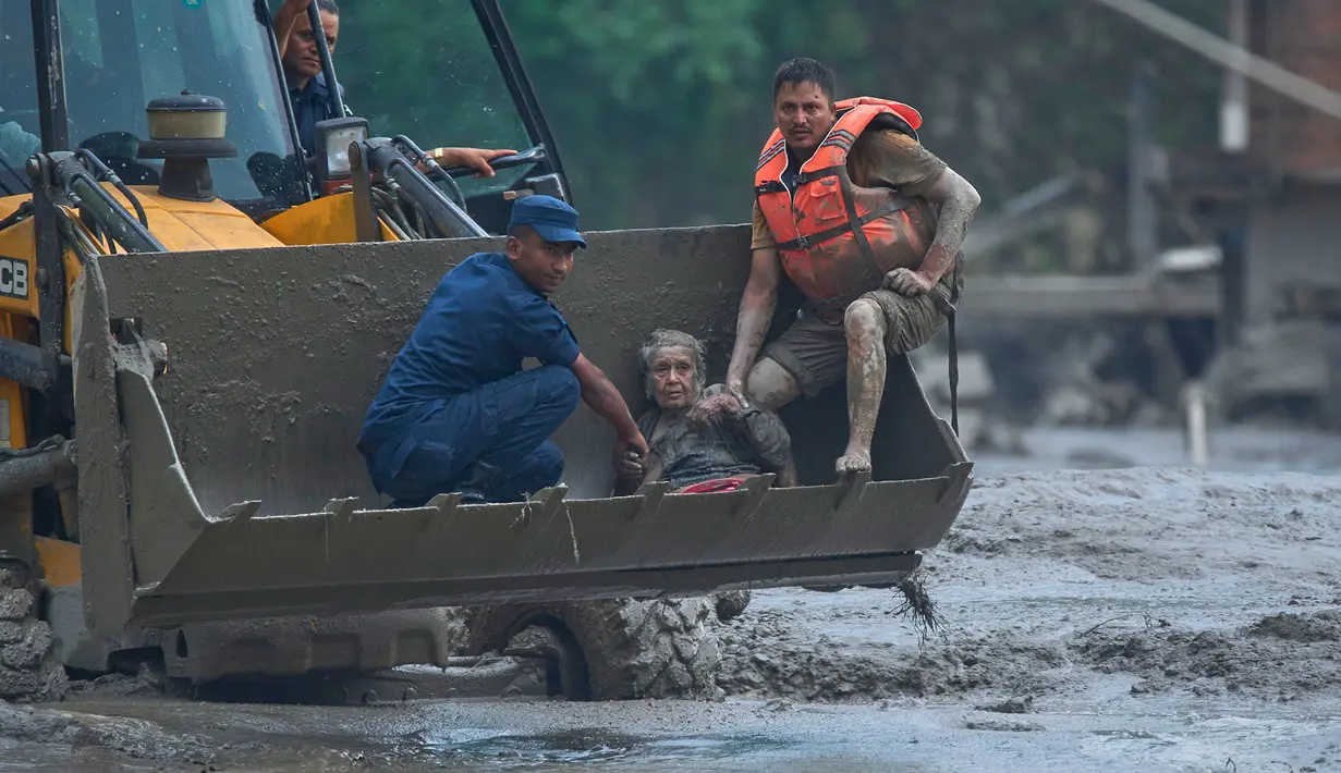 Tim penyelamat menggunakan alat berat untuk membawa korban banjir bandang ke tempat aman di sepanjang Sungai Trishuli di distrik Nuwakot, Nepal, Rabu, 26 Agustus 2026. (Foto AP/Niranjan Shrestha)