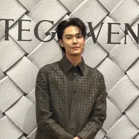 Gaya Dew Jirawat hadiri pembukaan butik terbaru Bottega Veneta di Senayan City. [Fimela/Hilda Irach].