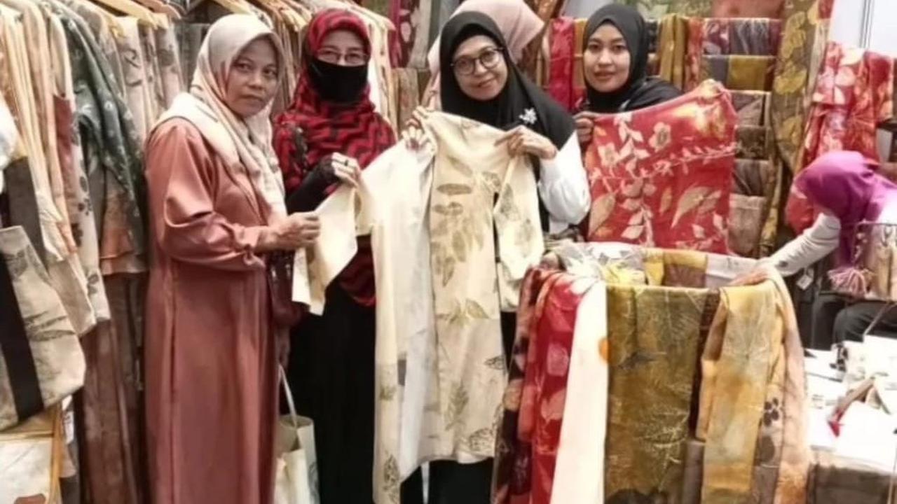 Qaniacraft Ecoprint, usaha milik Aminah Tri Astuti  yang mengusung konsep sustainable fashion semakin sukses berkat binaan BRI