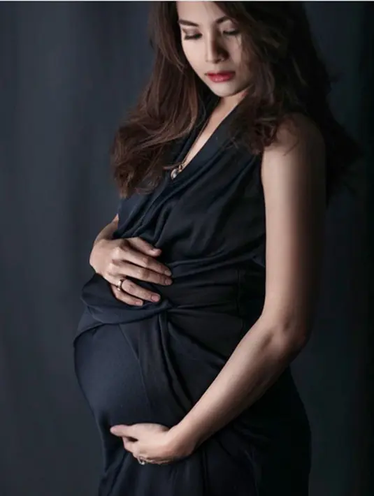 "Putri kecil , semoga kamu sehat , harapan Mama semoga kita cepat bertemu dan mama bs merasakan memeluk mu , menggapai jari2 tangan mu yang selama ini kupeluk dalam rahim ku," tulis septriasaacha sambil memegang perut buncitnya. (Instagram/septriasaacha)