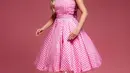 Pemeran Naimma Aljufri tak kalah menggemaskan berpose ala boneka Barbie mengenakan spaghetti strap dress bermotif kotak-kotak dengan wig pirangnya. [Foto: IG/naimmaljufri].