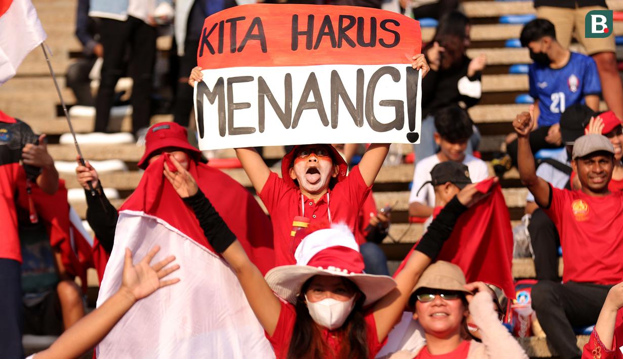 Pendukung Indonesia membentangkan spanduk bertuliskan "Kita Harus Menang!" saat laga kedua Grup A Sepak Bola SEA Games 2023 antara Timnas Indonesia melawan Timnas Myanmar di Olympic Stadium, Phnom Penh, Kamboja, Kamis (04/05/2023). Skuad asuhan Indra Sjafri tersebut berhasil menang dengan skor telak 5-0. (Bola.com/Abdul Aziz)