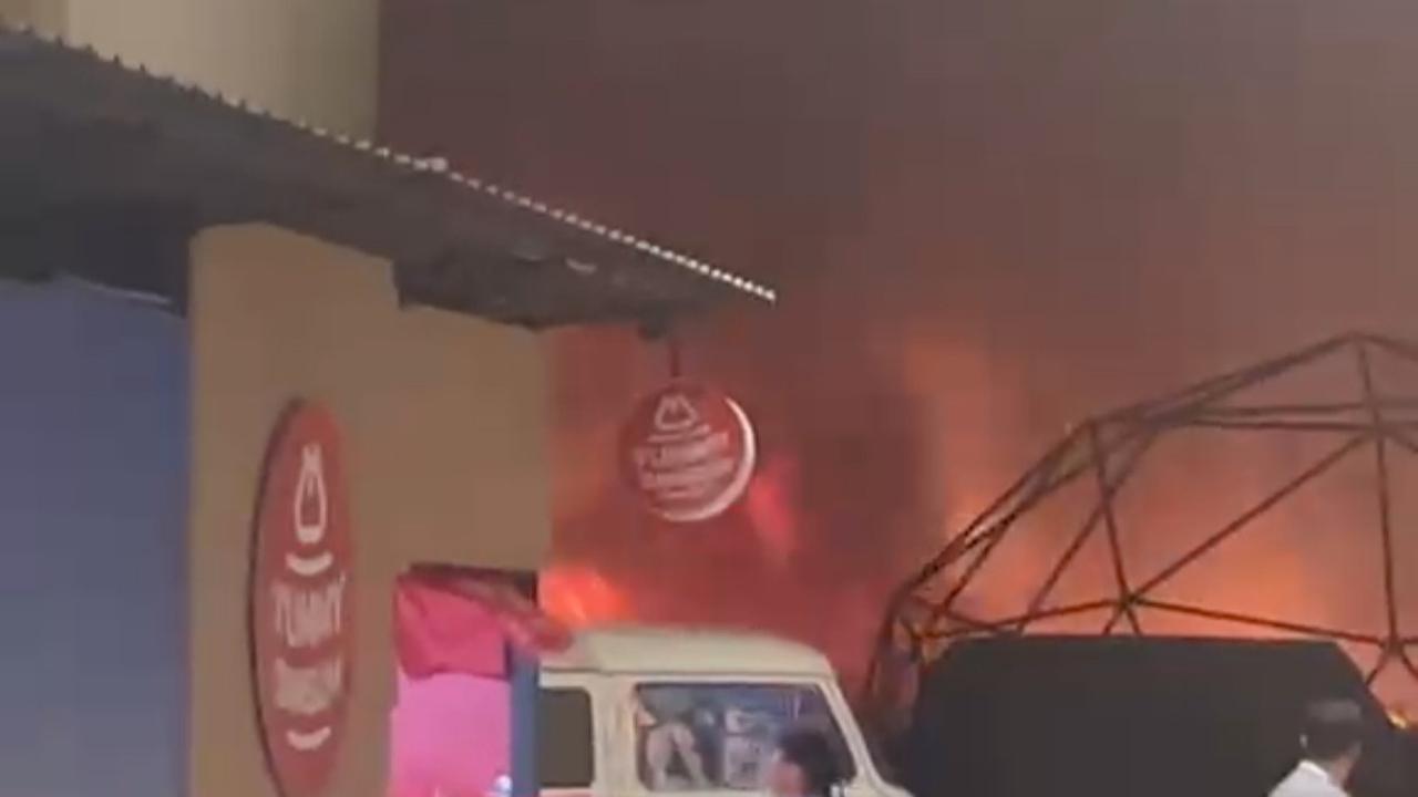 Mal Nipah Makassar terbakar. (merdeka.com/istimewa).