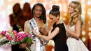 Miss Universe 2015, Pia Wurtzbachshe memasangkan selempang kepada Miss District of Columbia, Deshauna Barber usai dinobatkan sebagai Miss USA 2016 di Las Vegas, (5/6). Uniknya, perempuan 26 tahun itu merupakan seorang tentara. (REUTERS/Steve Marcus)