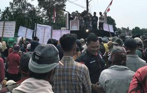 Ratusan warga menggeruduk Kantor Balai TNWK, Jalan Lintas Pantai Timur Sumatra, Desa Labuhan Ratu Lama (Tridatu), Selasa (13/1/2026). (Liputan6.com/ Ardi Munthe)