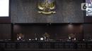 Ketua Majelis Hakim Mahkamah Konstitusi (MK) Anwar Usman (tengah) membacakan putusan saat sidang uji materi Undang-Undang Nomor 35 Tahun 2009 tentang Narkotika terhadap UUD 1945 atau legalisasi ganja untuk medis di Gedung Mahkamah Konstitusi, Jakarta, Rabu (20/7/2022). MK menolak uji formil Undang-Undang Narkotika tentang pasal-pasal larangan penggunaan narkotika golongan I. (Liputan6.com/Faizal Fanani)