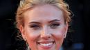 Lagi-lagi senyum khas milik Scarlett Johansson membuat hati seakan meleleh. Foto ini diambil pada tahun 2013. (Dok/Popsugar)