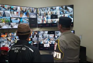 Petugas Inafis Satreskrim Polresta Bandar Lampung saat memeriksa rekaman kamera CCTV hotel