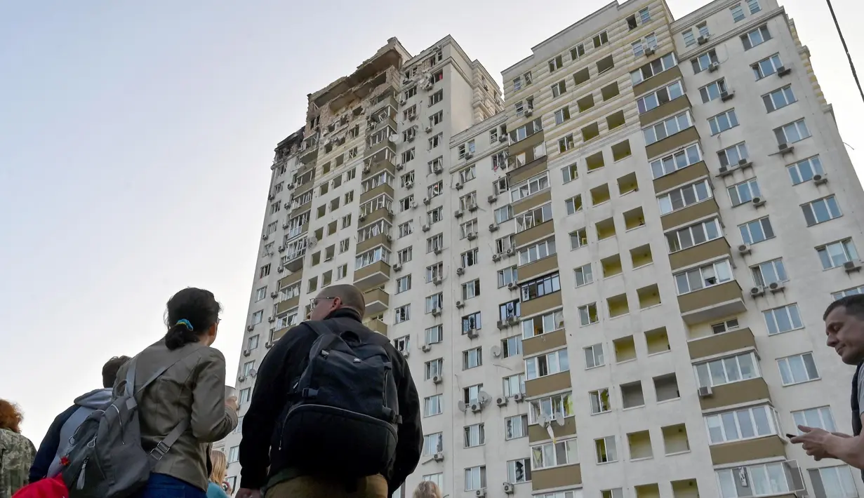 Sebuah bangunan bertingkat sebagian hancur akibat serangan drone pada malam hari di Kyiv pada 30 Mei 2023. (Sergei SUPINSKY/AFP)