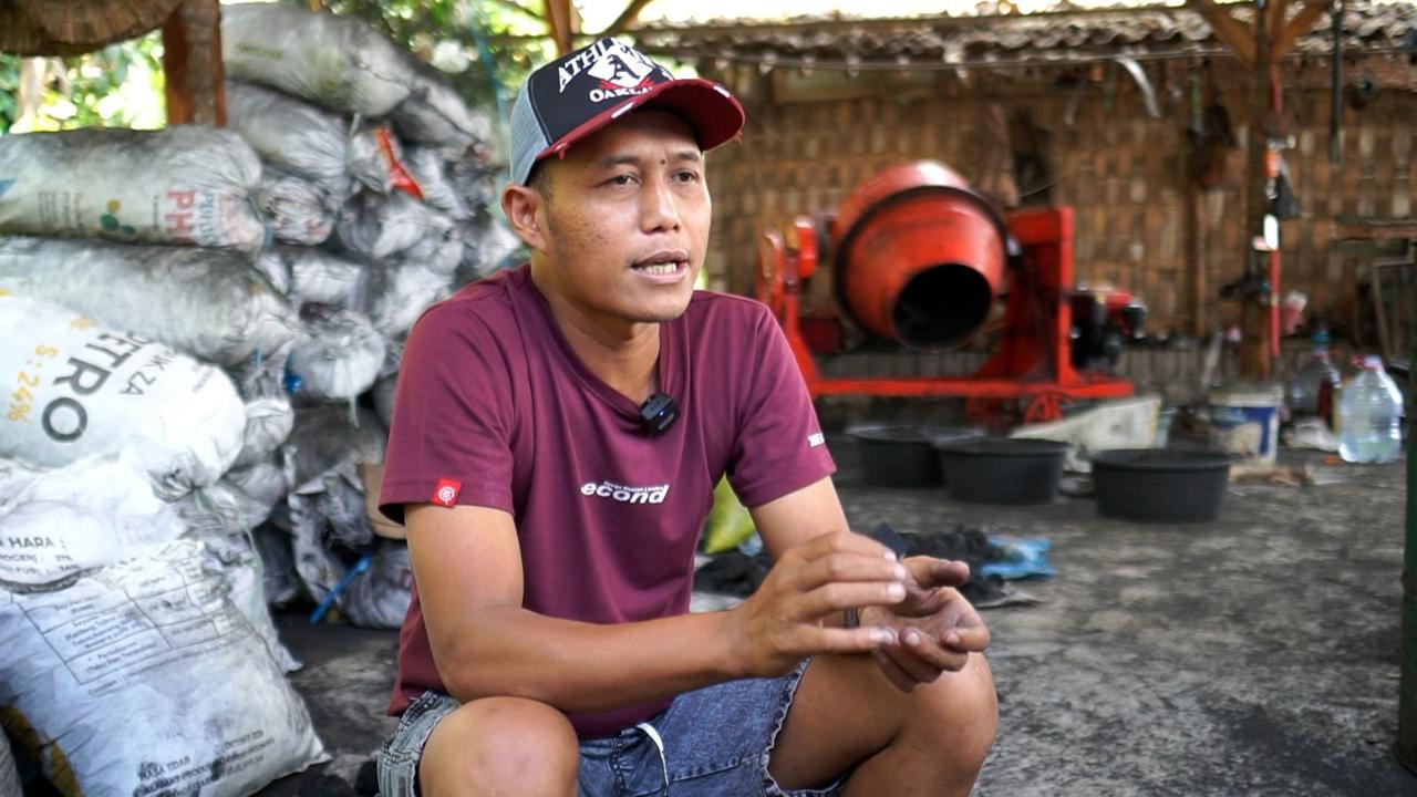Nur Hasan, pemuda asal Lumajang, Jawa Timur, yang memproduksi brisket dari limbah tempurung kelapa.