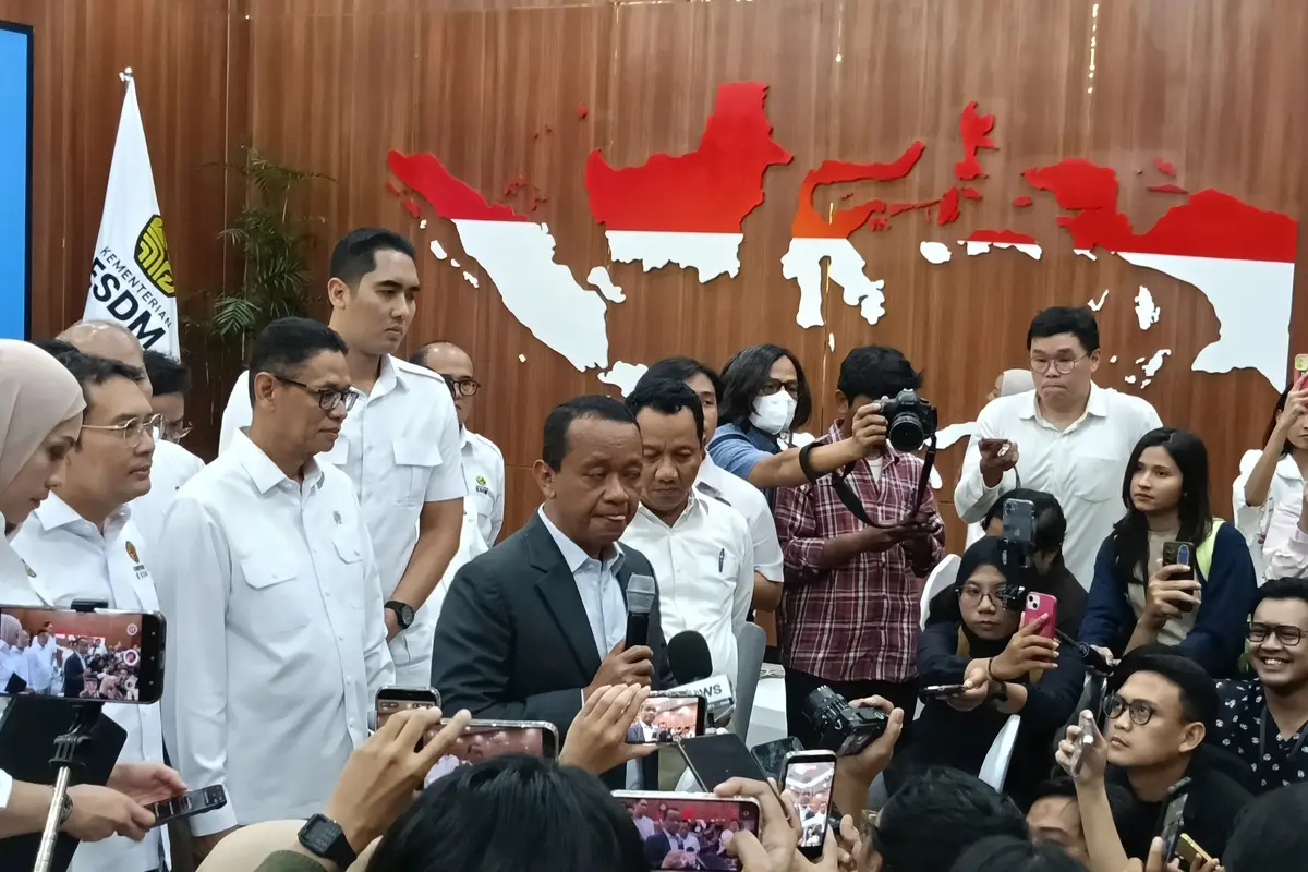 Menteri Energi dan Sumber Daya Mineral (ESDM) Bahlil Lahadalia di Kantor Kementerian ESDM, Jakarta, Senin (20/4/2026). (Liputan6.com/Maul)