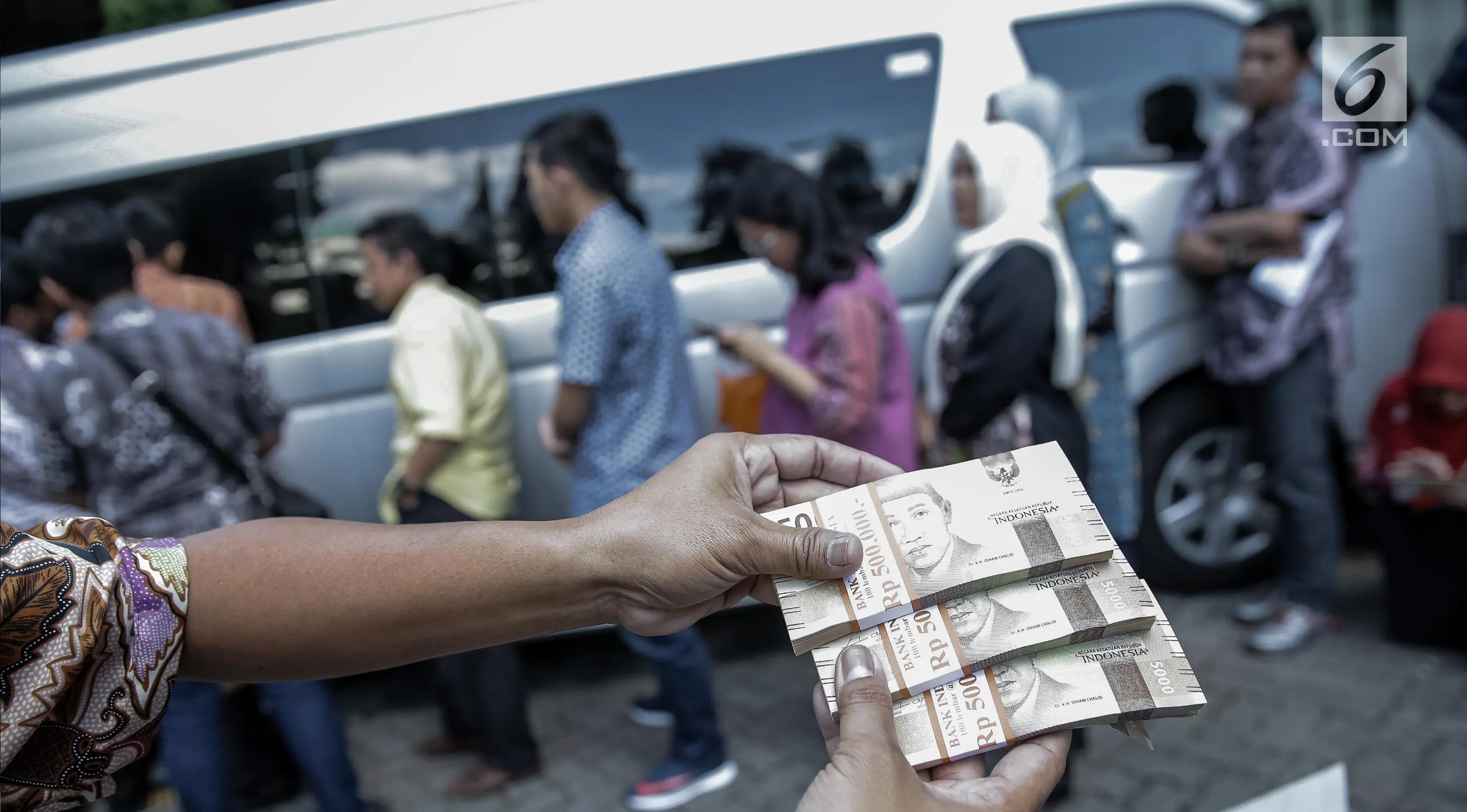 Karyawan memperlihatkan uang pecahan ribuan di kantor KKP, Jakarta, Jumat (16/6). BI siap melayani kebutuhan masyarakat akan uang tunai serta sistem pembayaran yang andal, selama Ramadan dan hari raya Idul Fitri 2017. (Liputan6.com/Faizal Fanani)
