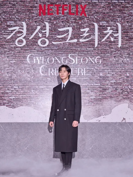 Park Seo Joon juga sempat menggoda lawan mainnya itu. "Kami sempat bertemu kemudian baru bisa bertemu lagi saat syuting, itu sangat membantu karena aku terus-menerus penasaran, jadi ketika aku melihatnya aku piki 'Aku merindukanmu'." (Foto: Netflix)