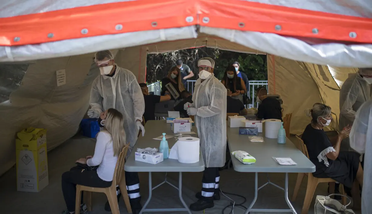 Orang-orang menerima tes COVID-19 di pusat pengujian di Marseille, Prancis, 24 September 2020. Jumlah kematian akibat COVID-19 dunia setara dengan sekitar 226 orang meninggal per jam atau satu orang meninggal setiap 16 detik. (AP Photo/Daniel Cole, File)