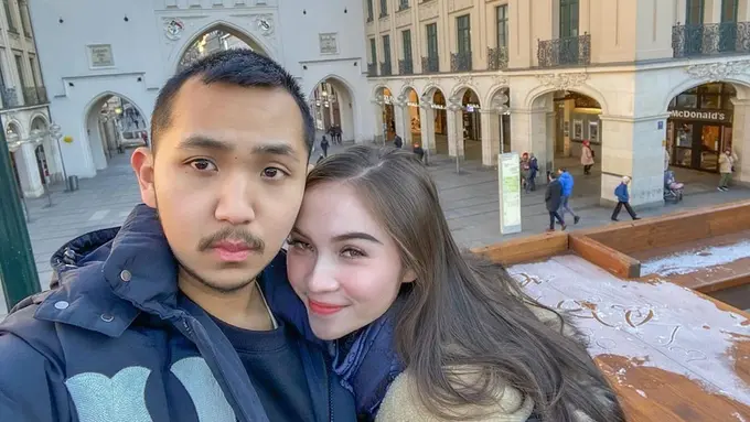 Potret mesra Elina Joerg dan Gusti Ega. (Sumber: Instagram/elinaaaaajoerg)