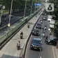 Pengendara sepeda motor menerobos jalur bus transjakarta di kawasan Pasar Rumput, Jakarta, Kamis (25/6/2020). Minimnya penindakan selama PSBB menyebabkan sebagian pemotor nekat masuk ke jalur khusus bus transjakarta tersebut. (Liputan6.com/Immanuel Antonius)