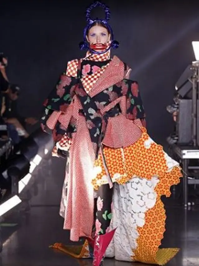 Nyentrik Banget, Ini 6 Potret Gaya Busana di Catwalk yang Bikin Geleng Kepala