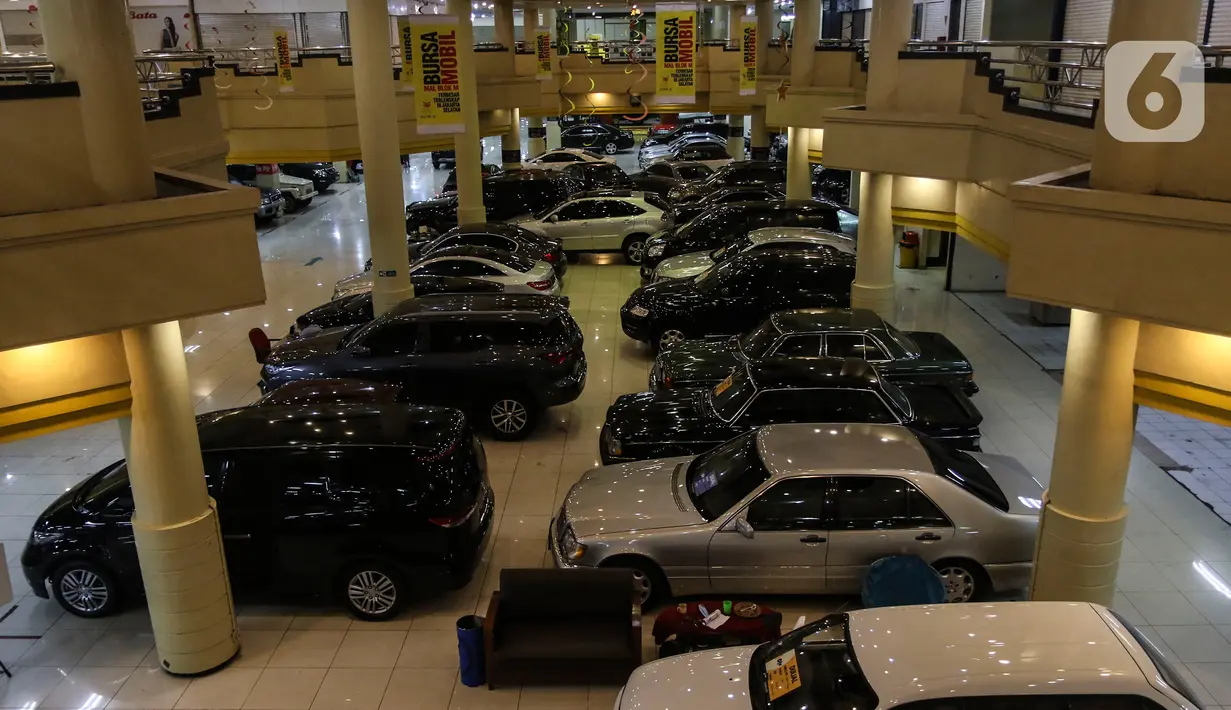 Suasana Bursa Mobil Bekas Blok M. Jakarta, Jumat (2/10/2020). Selain itu Mobil baru diwacanakan mendapat insentif pembebasan pajak hingga 0 persen, kebijakan tersebut dikhawatirkan mengganggu kelangsungan bisnis pedagang mobil bekas. (Liputan6.com/Johan Tallo)