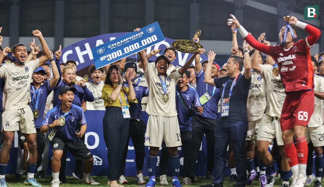 Para pemain Persita Tangerang berhasil mengangkat trofi juara di ajang Elite Pro Academi kategori U-20 2024/2025 di Stadion Patriot Chandrabhaga, Bekasi pada Sabtu (22/2/2025). (Bola.com/Abdul Aziz)