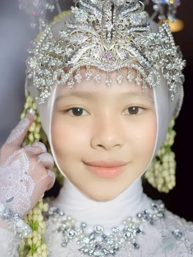 Minta Edit Foto Ganti Baju Formal, 7 Hasilnya Ini Bikin Tepuk Jidat