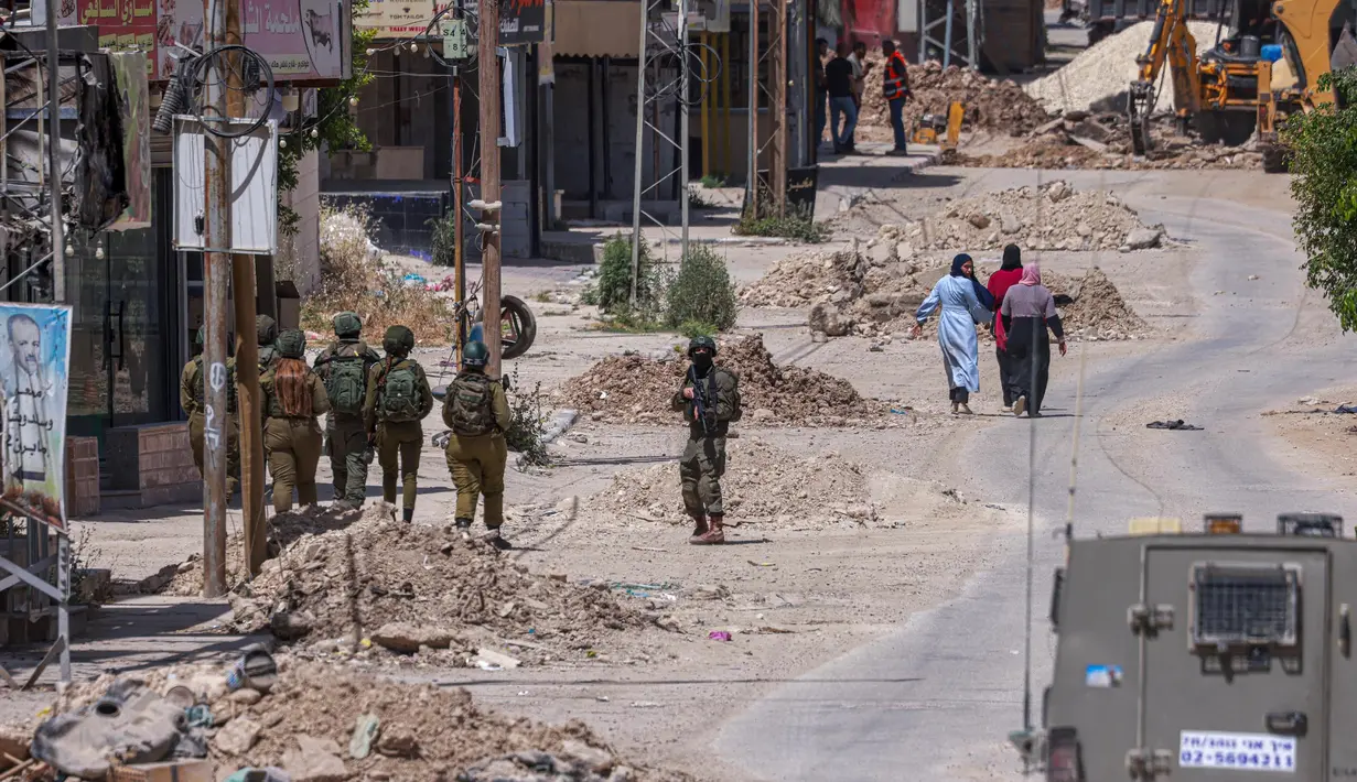 Mereka mendesak warga Palestina untuk mengungsi dari tempat tinggal mereka di kamp pengungsi Tulkarem di Tepi Barat yang diduduki. (Jaafar ASHTIYEH/AFP)