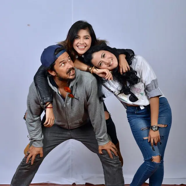6 Potret Kedekatan Raya Kitty dengan Fathir Muchtar dan Fera Feriska, Harmonis
