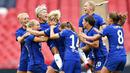 Para pemain Chelsea melakukan selebrasi usai menjuarai FA Women's Community Shield di Stadion Wembley, Sabtu (29/8/2020). Chelsea menang 2-0 atas Manchester City. (Justin Tallis/Pool via AP)