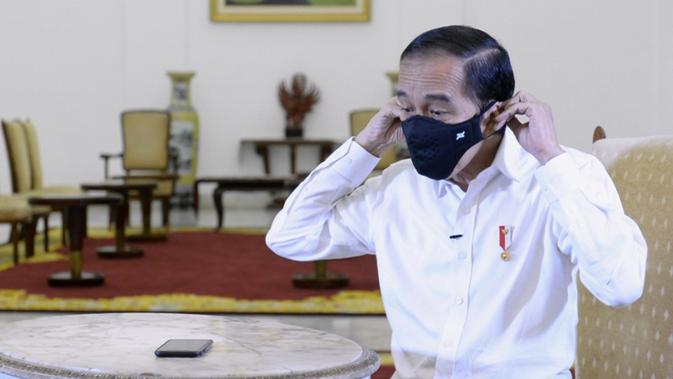 Presiden Jokowi berbincang dengan dr Faisal Rizal Matondang, seorang dokter paru, melalui panggilan video. (Foto: Kris - Biro Pers Sekretariat Presiden)