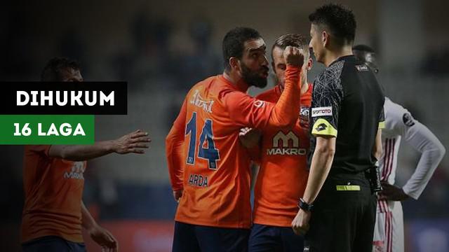 Mantan pemain Barcelona, Arda Turan harus mendapatkan hukuman tak boleh bermain selama 16 laga akibat mendorong wasit.