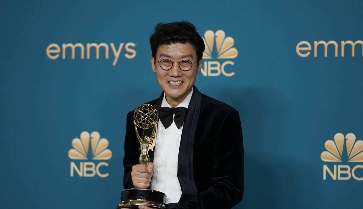Hwang Dong-hyuk tersenyum sambil memegang penghargaan untuk kategori Sutradara Drama Serial Terbaik dalam serial “Squid Game” di ajang Emmy Awards ke-74 di Microsoft Theater, Los Angeles, Amerika (11/9/2022). Di Emmy Awards 2022, Dong Hyuk juga dinominasikan dalam kategori Penulisan Luar Biasa untuk Serial Drama. (AP Photo/Jae C. Hong)
