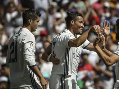 Cristiano Ronaldo (tengah) merayakan gol bersama rekan-rekannya saat melwan Osasuna pada La Liga Spanyol di Stadion Santiago Bernabeu, Madrid, Spanyol,  (10/09/2016) malam  WIB. (EPA/Emilio Naranjo)