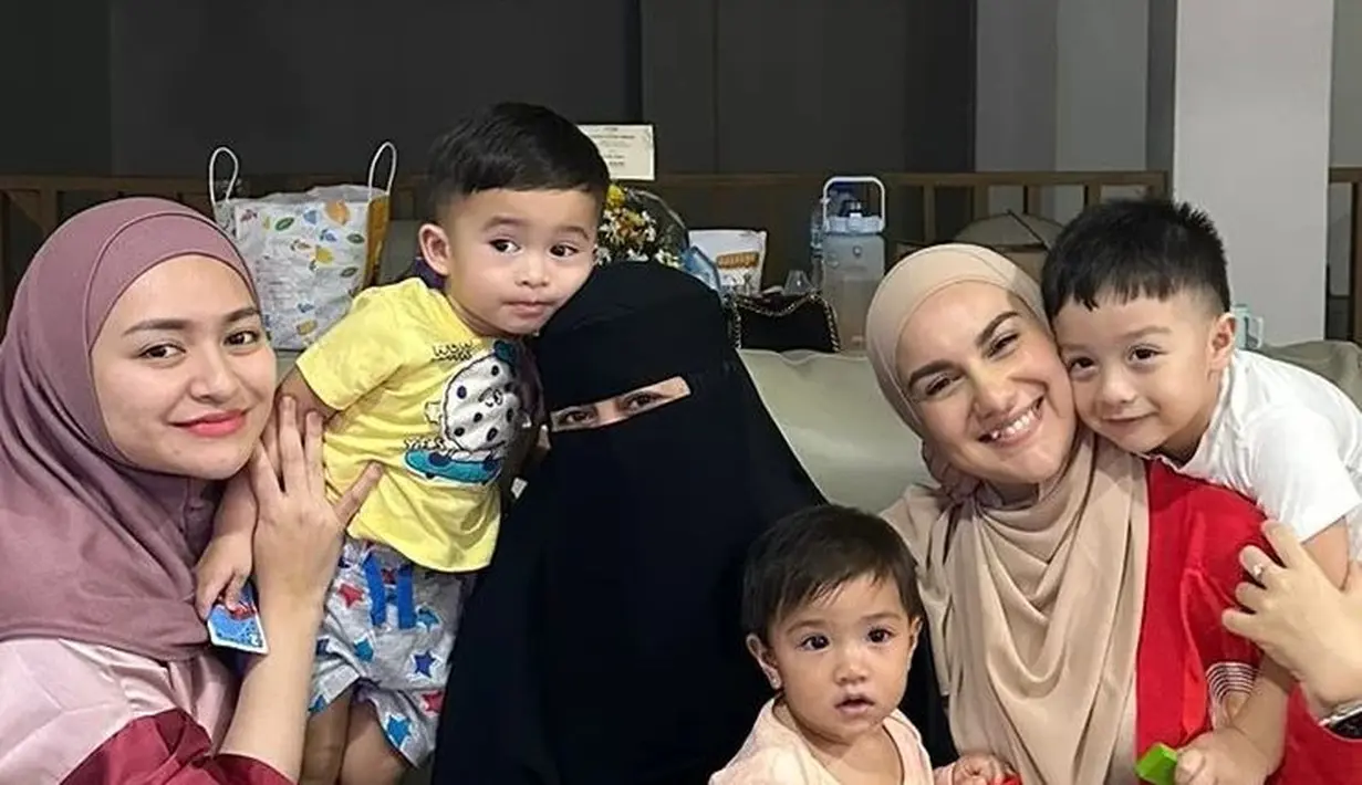 “Ya dia nangis hanya bilang nggak kuat. Ya sudah keadaan hatinya kan hanya dia yang tahu ya. Tapi saya hanya bisa meluk dia. Saya tahu bagimana bebannya dia. Jadi kita berdua hanya mendoakan ya kita akan tetap terus nemenin prosesnya dia yang butuh dibimbing,” kata Ummi Pipik. [Instagram/_ummi_pipik_]