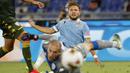 Penyerang Lazio, Ciro Immobile, saat mencetak gol ke gawang Brescia pada laga lanjutan Serie A pekan ke-37 di Stadion Olimpico, Kamis (30/7/2020) dini hari WIB. Lazio menang 2-0 atas Brescia. (AP Photo/Riccardo De Luca)