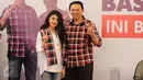 Penyanyi Indah Dewi Pertiwi berfoto bersama Calon gubernur DKI, Basuki Tjahaja Purnama (Ahok) di Rumah Lembang, Jakarta, Jumat (9/12). Penyanyi yang kerap disapa IDP itu memberikan dukungan kepada Ahok untuk memimpin Jakarta. (Liputan6.com/Gempur M Surya)