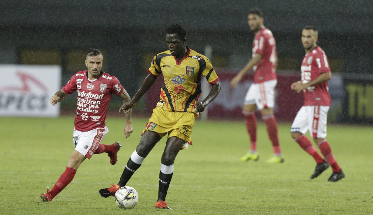 Bek Mitra Kukar, Patrick Ochan, menggiring bola saat melawan Bali United, pada laga Piala Presiden 2019 di Stadion Patriot, Jawa Barat, Minggu (3/3). Bali United menang 3-0 atas Mitra Kukar. (Bola.com/M Iqbal Ichsan)