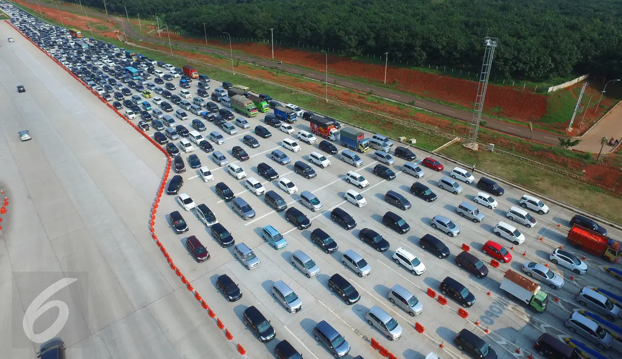 Pantauan udara arus balik libur panjang di tol Cikopo, Jawa Barat, Minggu (27/3). Kendaraan mengantri hingga 1 km untuk memasuki gerbang tol. (Liputan6.com/Muhammad Husni)