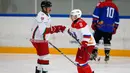 Presiden Rusia Vladimir Putin (kanan) dan Presiden Belarusia Alexander Lukashenko mengikuti Night Hockey League di Sochi, Rusia, Jumat (7/2/2020). Putin dan Lukashenko bermain hoki bersama saat jeda pembicaraan ekonomi antara kedua negara. (AP Photo/Alexander Zemlianichenko, Pool)