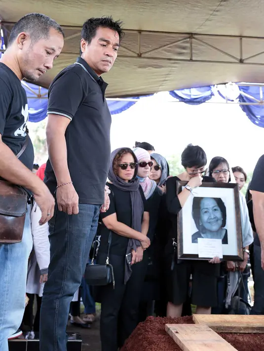 Nien Lesmana, dimakamkan di Blok AA2 Blad 5, TPU Tanah Kusir, Jakarta, satu liang lahat dengan suaminya, Jack Lesmana yang sudah meninggalkannya lebih dulu. (Deki Prayoga/Bintang.com)