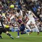 Karim Benzema dari Real Madrid, kanan, mencetak gol kedua timnya saat pertandingan sepak bola La Liga Spanyol antara Real Madrid dan Levante di stadion Santiago Bernabeu di Madrid, Kamis, 12 Mei 2022. (AP Photo/Manu Fernandez)