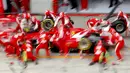 Para teknisi pebalap Ferrari asal Jerman, Sebastian Vettel saat di pitstop pada F1 GP Austria di Sirkuit Red Bull Ring di Spielberg, Austria. (REUTERS/Laszlo Balogh)