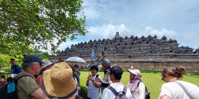Rombongan Tur Wisata Premium dari Prancis Sambangi Candi Borobudur dan Prambanan, Datang dengan Pesawat Carter