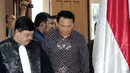 Gubernur DKI Jakarta non-aktif Basuki T Purnama alias Ahok memasuki ruang sidang PN Jakarta Utara, Selasa (26/12). Agenda sidang hari ini adalah putusan sela terhadap terdakwa kasus dugaan penistaan agama, Ahok. (Liputan6.com/Bagus Indahono/Pool)