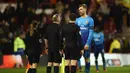 Bek Arsenal, Per Mertesacker (kanan) berbicara kepada wasit Jonathan Moss (kedua kiri) setelah pertandingan melawan Nottingham Forest di pertandingan babak ketiga Piala FA di City Ground, Nottingham, Inggris (7/1). (AFP Photo/Oli Scarff)