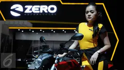 Seorang model bergaya di sisimotor yang dipamerkan di Indonesia International Motor Show 2015 di JI Expo Kemayoran Jakarta, Rabu (19/8/2015). Puluhan merek kendaraan ternama ikut ambil bagian dalam IIMS 2015. (Liputan6.com/Helmi Fithriansyah)