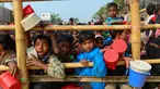 Anak-anak pengungsi muslim Rohingya menunggu bantuan makanan di kamp pengungsi Thankhali di Distrik Ukhia, Bangladesh, (12/1). Mereka melarikan diri bersama orangtuanya saat konflik pecah di Myanmar. (Munir UZ ZAMAN/AFP)