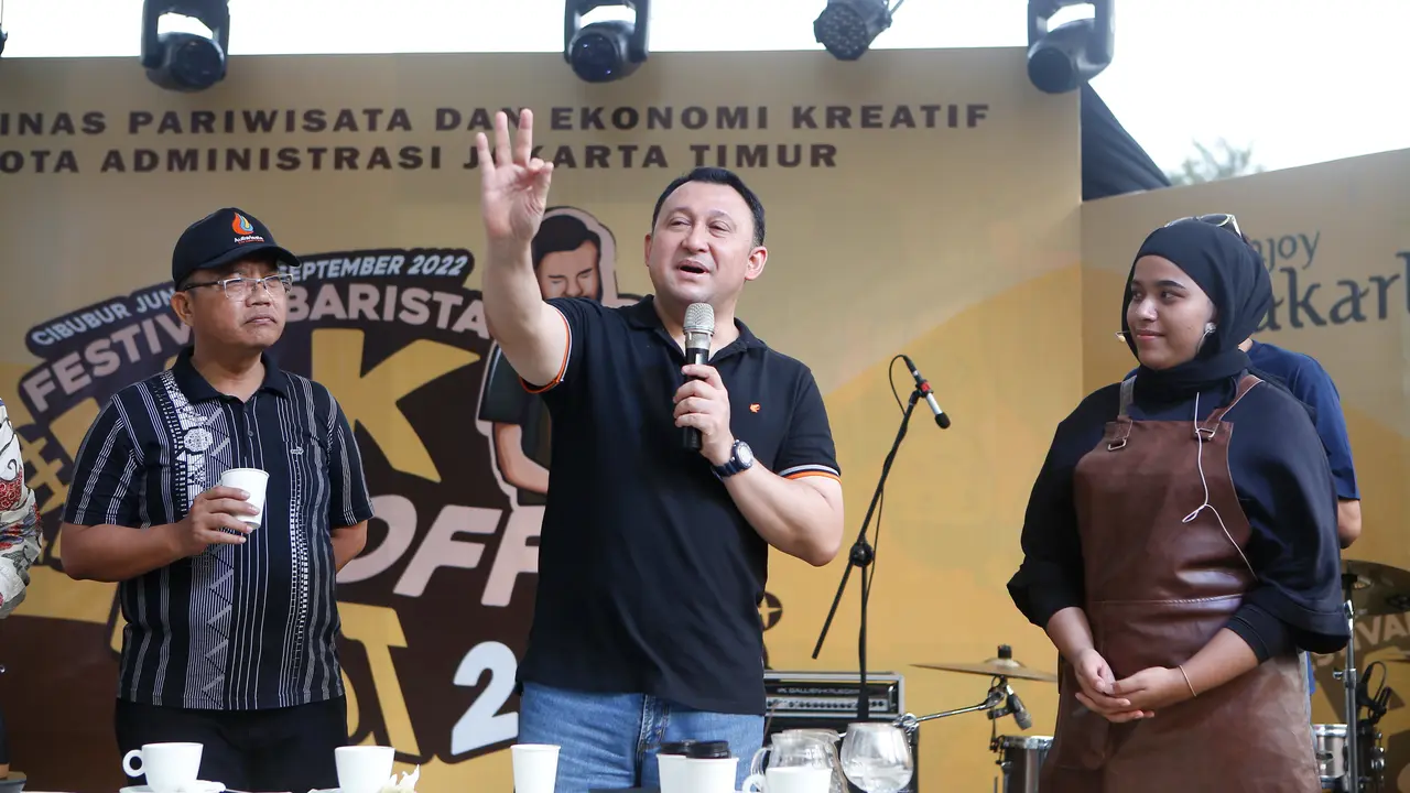 Wakil Wali Kota Jakarta Timur, Hendra Hidayat (tengah), berharap Festival Barista (JakCoffeeEast) Jakarta Timur menjadi daya tarik untuk pariwisata, sehingga bisa meningkatkan ekonomi kreatif dan ketenagakerjaan di masyarakat, khususnya di wilayah Jakarta