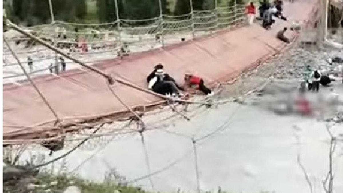 5 Wisatawan Tewas Usai Kabel Jembatan Gantung Populer di China Terputus